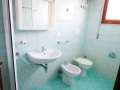 bagno appartamento trilocale con giardino comune residence acquaverde bibione