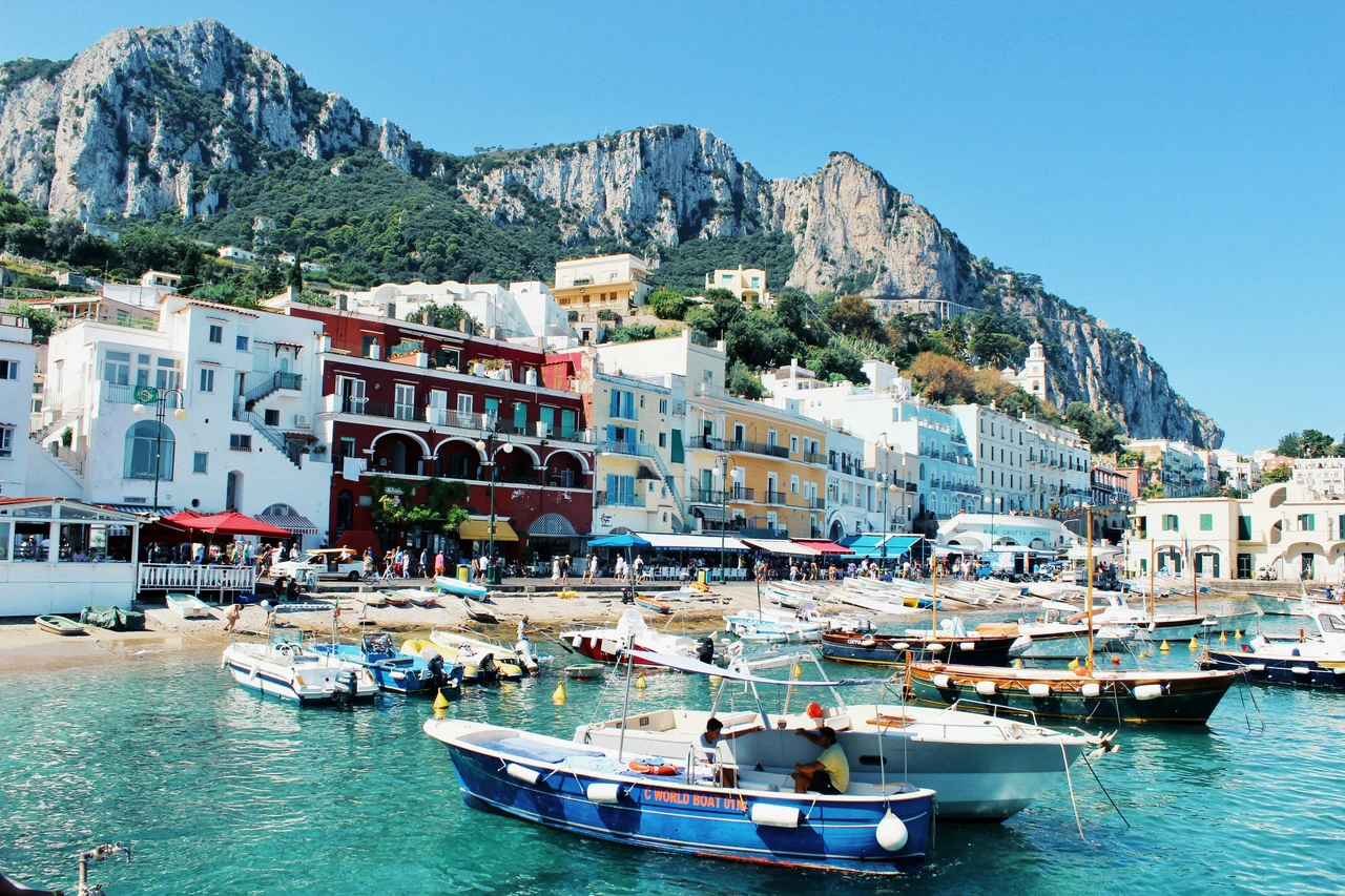 Come visitare Capri senza spendere una fortuna? Il trucco usato dai locali